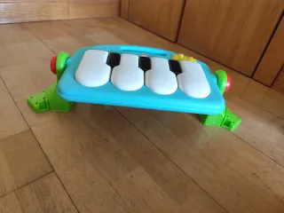 Piano infantil musical con arco de juegos