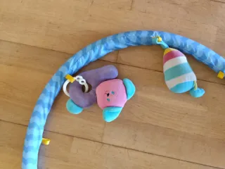 Piano infantil musical con arco de juegos