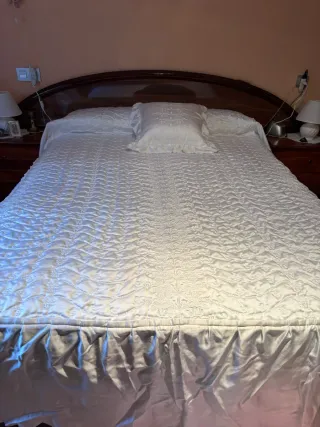 Colcha blanca raso 1,35cm acolchada con un cojin