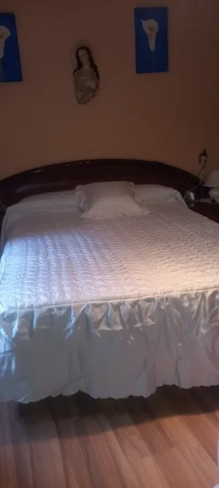 Colcha blanca raso 1,35cm acolchada con un cojin