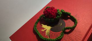 marca páginas de crochet de rosa