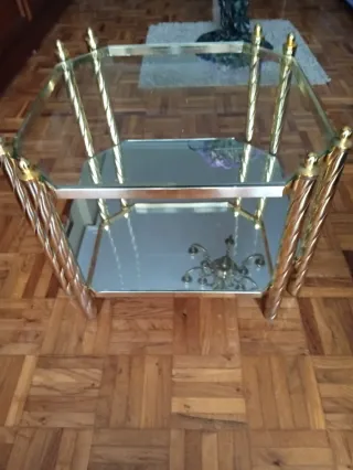 Mesa centro cristal y metal dorado