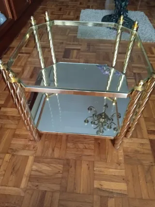 Mesa centro cristal y metal dorado