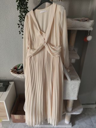 Vestido Mango plisado beige