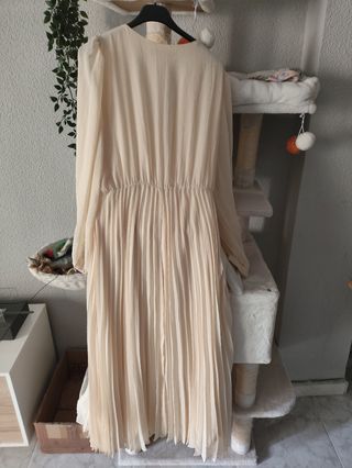 Vestido Mango plisado beige