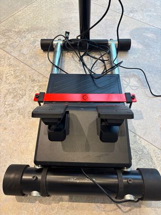 Volante HORI PS4/PS5 con pedales y soporte