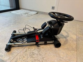 Volante HORI PS4/PS5 con pedales y soporte