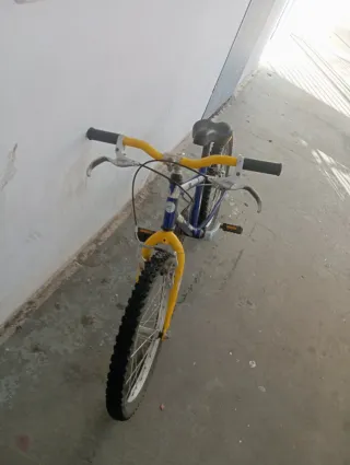 Bicicleta BMX azul y amarilla de niño negociable