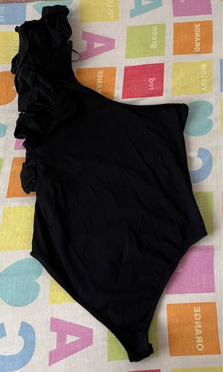 Body Zara Negro Volante Hombro Descubierto