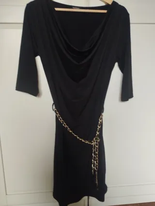 Vestido negro con cinturón dorado