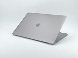 MacBook Pro 15" (2016) Intel Core i7 2.6GHz 4 núcleos - SSD 512GB - RAM 16GB - Gris Espacial
