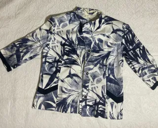 Blusa Estampada Hojas Azul y Blanco