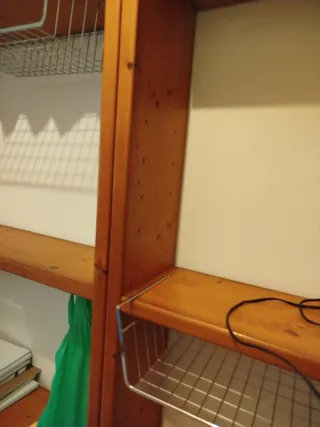 2 Estanterías de madera maciza