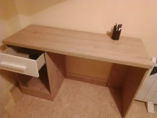 Escritorio con cajonera y silla