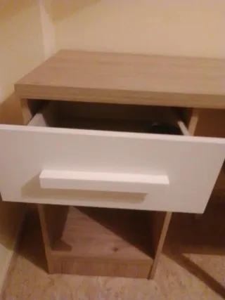 Escritorio con cajonera y silla