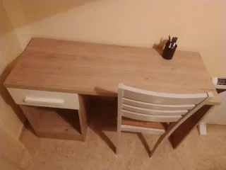 Escritorio con cajonera y silla