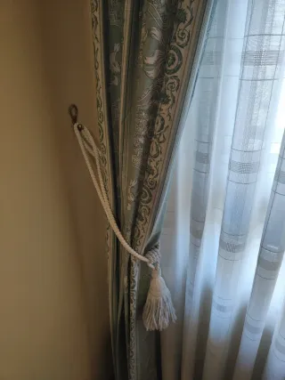 Cortinas verdes y blancas con borla