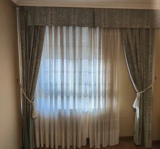 Cortinas verdes y blancas con borla