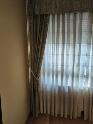 Cortinas verdes y blancas con borla