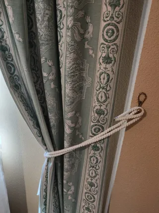 Cortinas verdes y blancas con borla