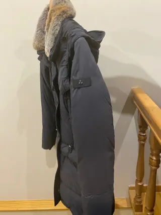 Cazadora negra con capucha y pelo