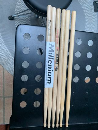 Asiento y baquetas de batería