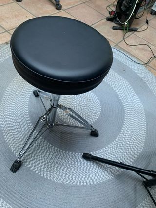 Asiento y baquetas de batería