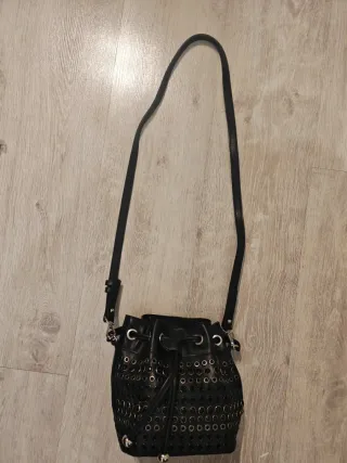 Borsa secchiello nera con borchie