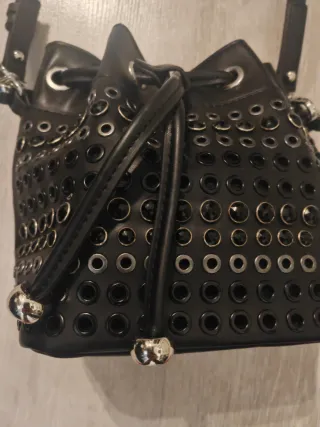 Borsa secchiello nera con borchie