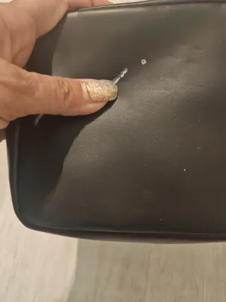 Borsa secchiello nera con borchie