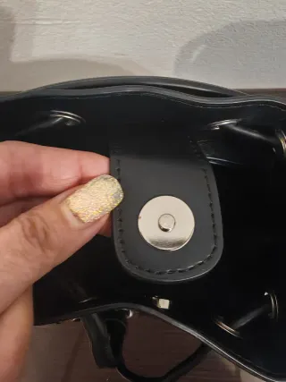 Borsa secchiello nera con borchie