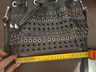 Borsa secchiello nera con borchie