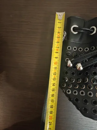 Borsa secchiello nera con borchie