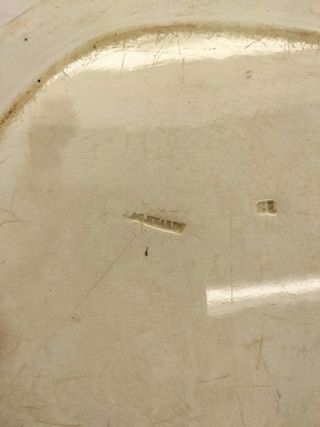 Travessa antiga em faiança marcada