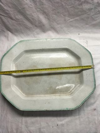 Travessa antiga em faiança marcada