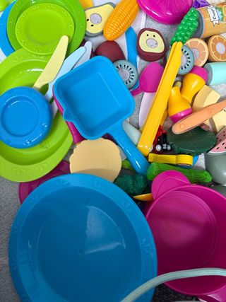 Cocinita de madera para niños y de regalo comida