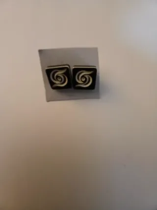 Pendientes cuadrados flor blanco y negro