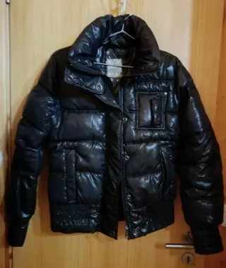 Cazadora acolchada negra brillante