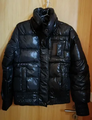 Cazadora acolchada negra brillante