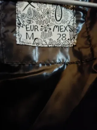 Cazadora acolchada negra brillante