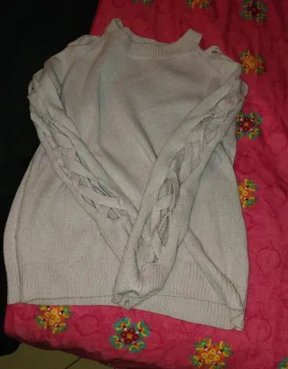 Maglione rosa con spalle scoperte