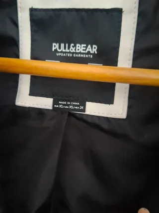 Cazadora Pull&Bear negra, roja y blanca