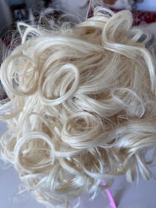 Peluca rizada rubia disfraz mujer años 70 80