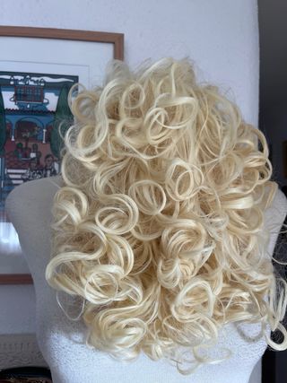 Peluca rizada rubia disfraz mujer años 70 80