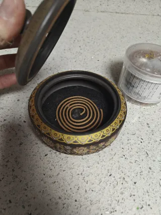 Inciensario de cerámica con inciensos