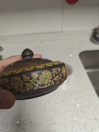 Inciensario de cerámica con inciensos