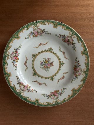 Plato de porcelana con flores