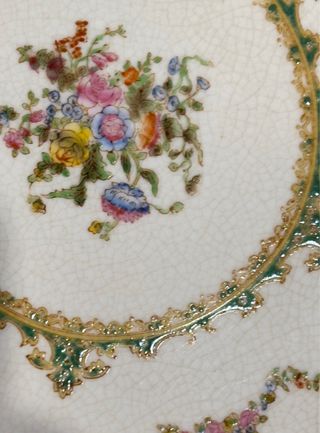 Plato de porcelana con flores