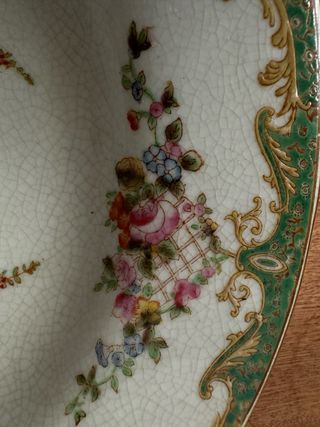 Plato de porcelana con flores