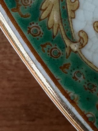 Plato de porcelana con flores